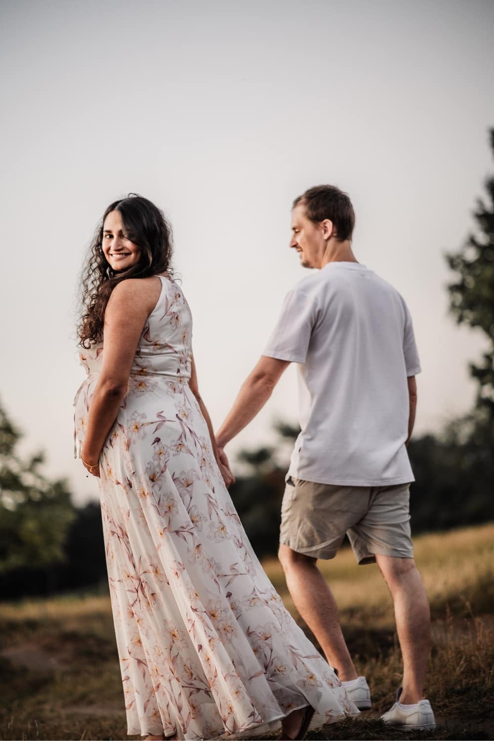 Werdende Mama mit ihrem Partner im Sonnenuntergang im Hainberg bei Nürnberg undFürth.