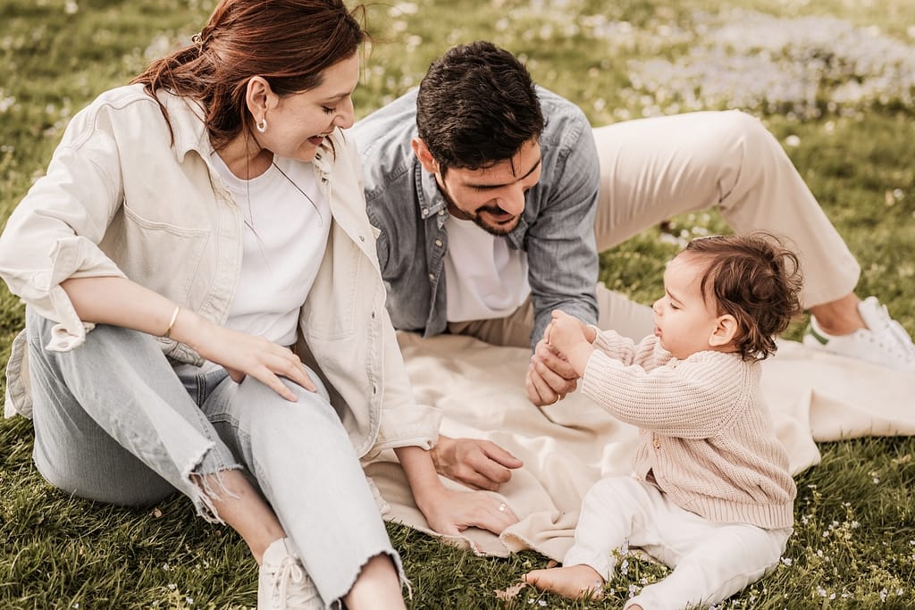 Familie mit einem kleinen Kind in der Natur beim Familienshooting draußen.