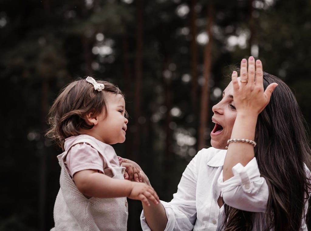 Mama und kleines Mädchen lachen zusammen beim Familienshooting in Nürnberg