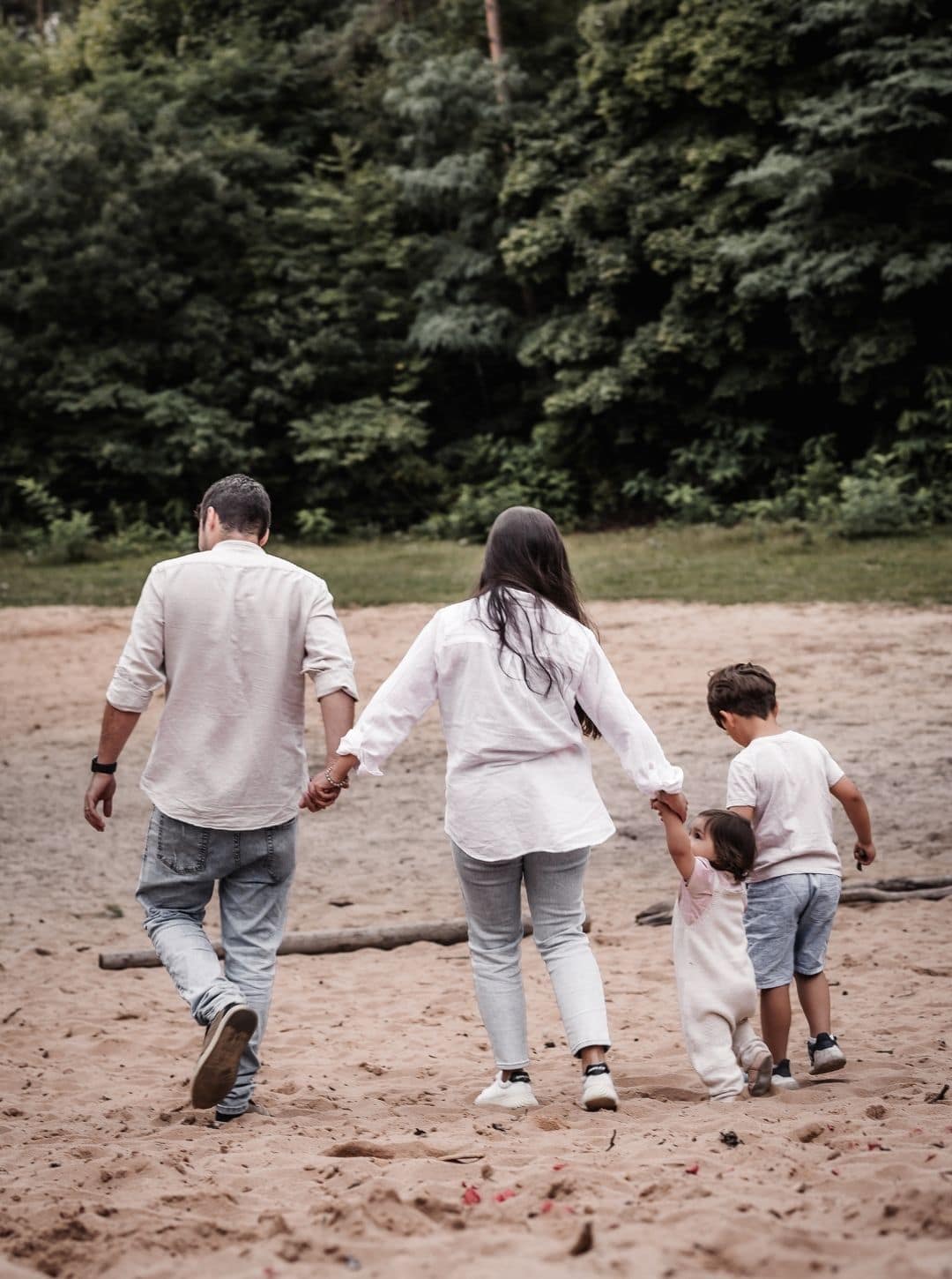 Familie mit zwei kleinen Kindern beim Spaziergang auf der Sanddüne in Nürnberg