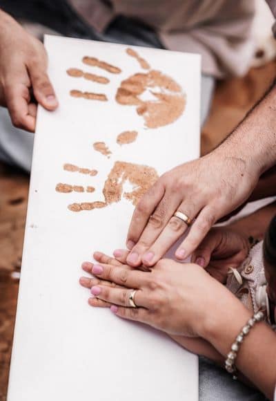 Handabdrücke aus Sand beim Familienfotoshooting in Nürnberg