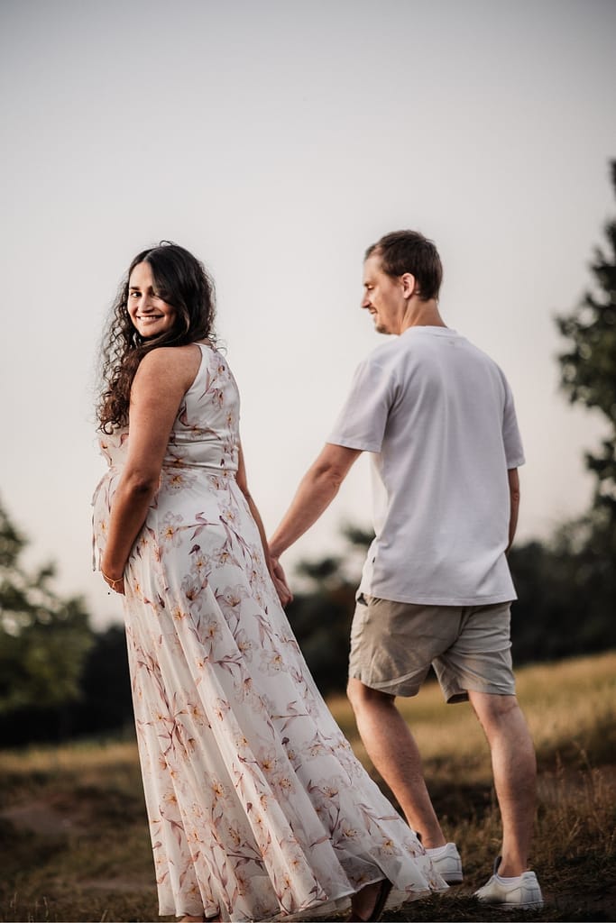 Werdende Mama mit ihrem Partner im Sonnenuntergang im Hainberg bei Nürnberg undFürth.