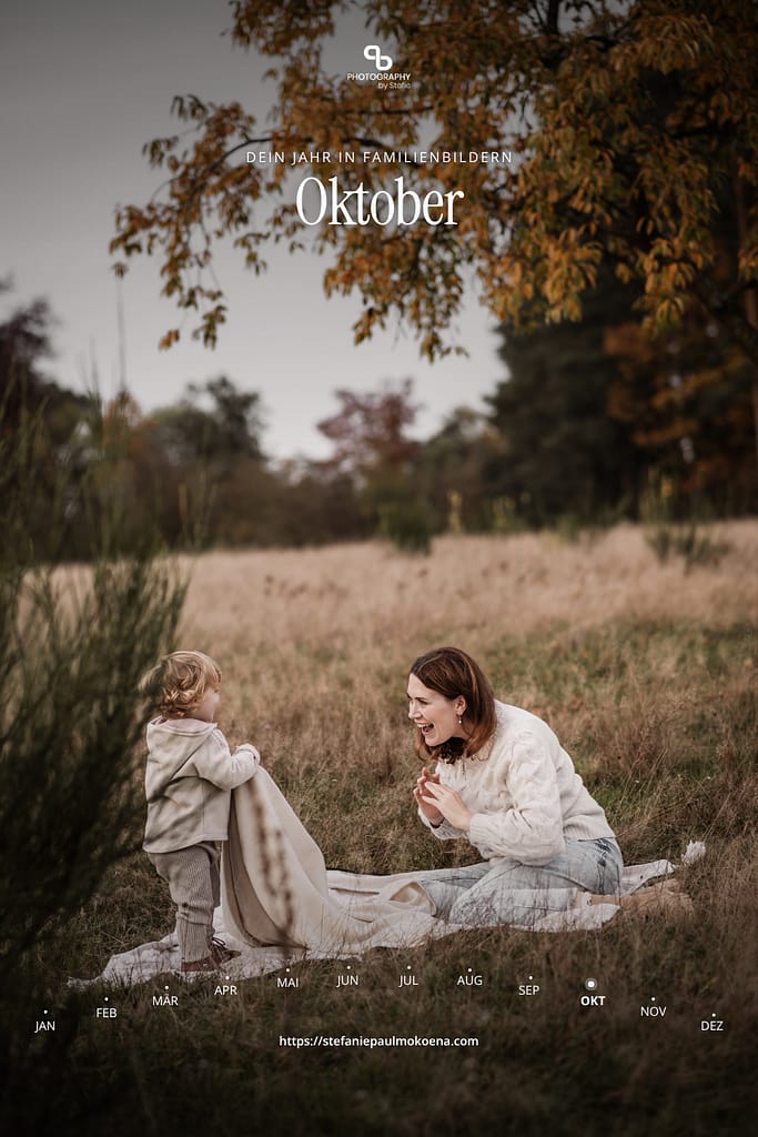 Vollflächiges Bild mit Mama und Tochter im Herbst-Fotoshooting- Auf dem Bild ist eine Infografik für Familienfotos zu jedes Jahreszeit - Oktober zu sehen.