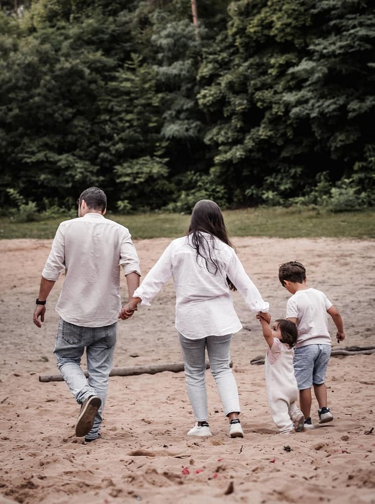 Familie mit zwei kleinen Kindern beim Spaziergang auf der Sanddüne in Nürnberg
